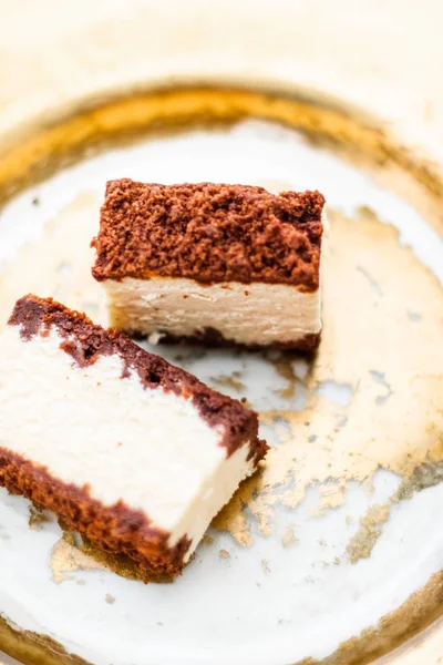 Klasický tvarohový koláč s čokoládou na zlatém talíři, Evropský cu — Stock fotografie