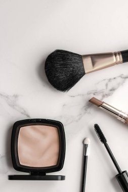 Makyaj ve kozmetik ürünleri mermer, düz arkaplan