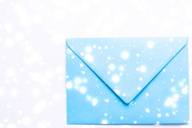 Kış tatili parlak kar f ile mermer üzerinde boş kağıt zarflar