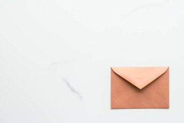 Mermer yatık arka planda boş kağıt zarflar, tatil posta