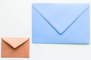 Mermer yatık arka planda boş kağıt zarflar, tatil posta