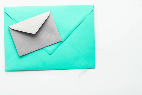 Enveloppes en papier vierges sur fond plat en marbre, courrier de vacances — Photo