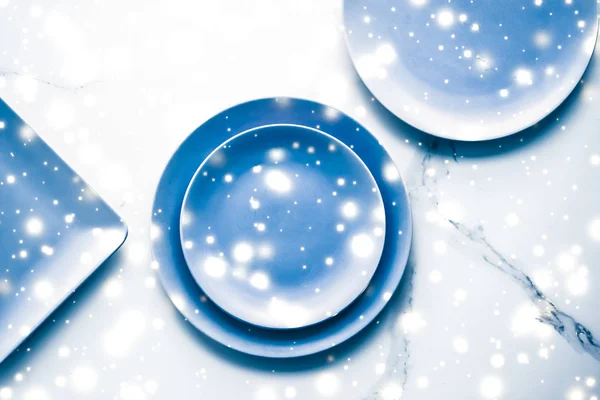 Kék üres lemez márvány asztalon flatlay háttér, edények d — Stock Fotó