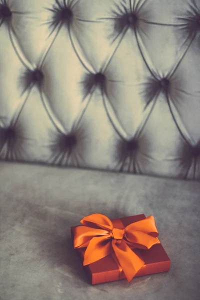 复古豪华节日橙色礼品盒与丝带和蝴蝶结, — 图库照片