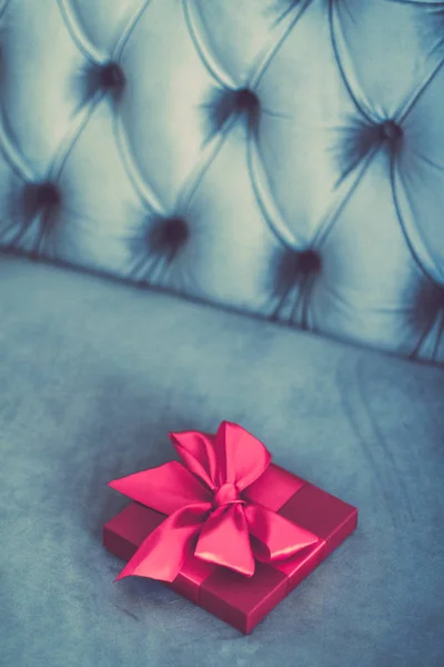 复古豪华节日粉红色礼品盒与丝带和蝴蝶结,c — 图库照片