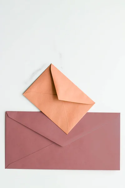 Blank paper envelopes on marble flatlay background, holiday mail — Stock Photo, Image