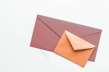 Mermer yatık arka planda boş kağıt zarflar, tatil posta