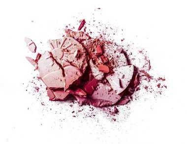 Beyaz arka planda yalıtılmış ezilmiş göz farı ve toz