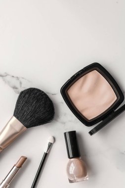 Makyaj ve kozmetik ürünleri mermer, düz arkaplan