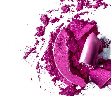 Beyaz arka plan müziği üzerinde yalıtılmış ezilmiş göz farı, ruj ve toz