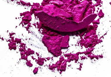 Beyaz arka plan müziği üzerinde yalıtılmış ezilmiş göz farı, ruj ve toz