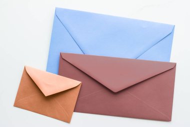 Mermer yatık arka planda boş kağıt zarflar, tatil posta