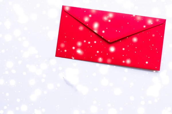 Winter holiday blank paper envelopes on marble with shiny snow f — Stock Photo, Image