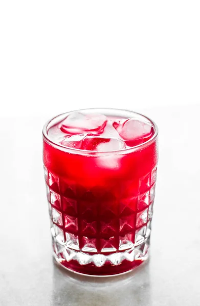 Ποτήρι κόκκινο κοκτέιλ με πάγο, πολυτελές μπαρ πάρτι — Φωτογραφία Αρχείου