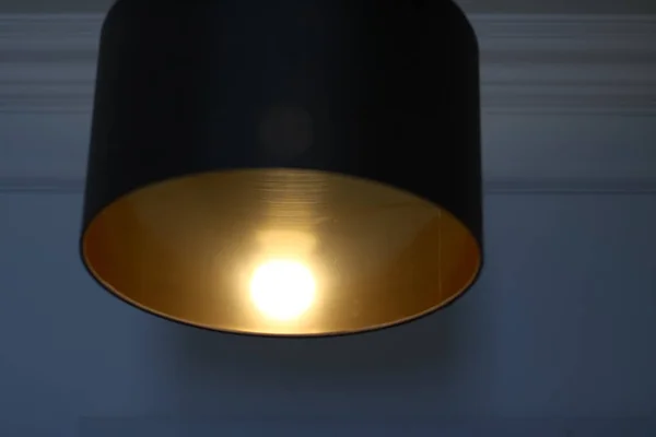 Goldene Lampe im Zimmer, elegante moderne Dekorbeleuchtung — Stockfoto