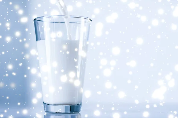 Magic Holiday drink, hälla ekologisk laktosfri mjölk i glas — Stockfoto