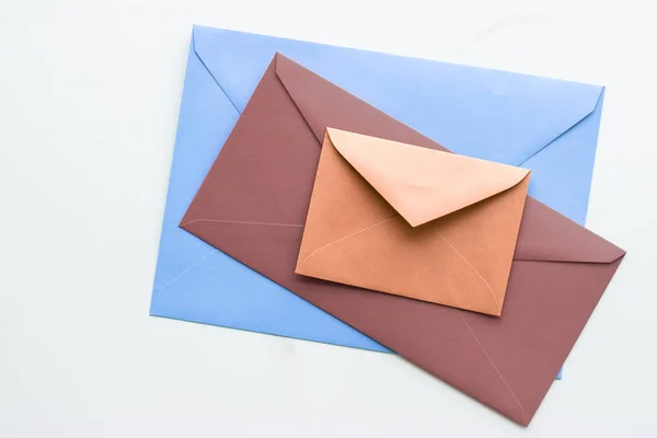 Obálky s prázdným papírem na mramorové tapetu, prázdninová pošta — Stock fotografie