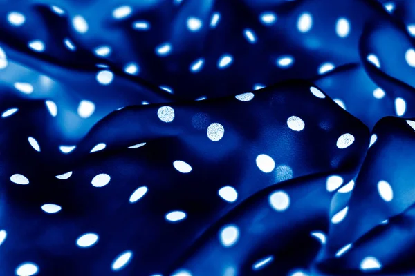 经典波尔卡圆点纺织品背景纹理,蓝色白点 — 图库照片