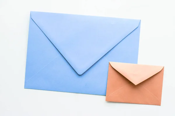대리석 플랫 레이 배경, 휴일 메일에 빈 종이 봉투 — 스톡 사진