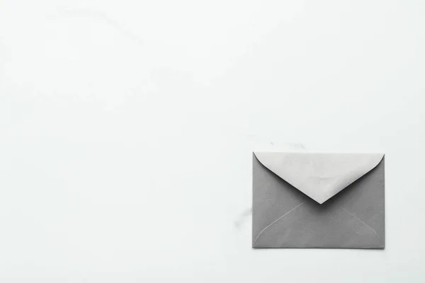 Üres papír borítékok márvány flatlay háttér, üdülési mail — Stock Fotó