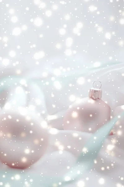 圣诞装饰与闪亮的雪在丝绸背景,节日 — 图库照片