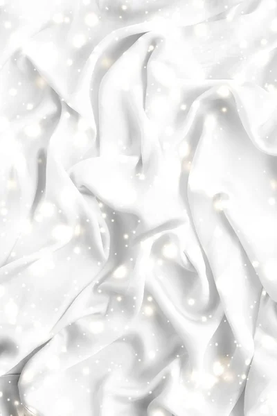 Férias mágicas branco macio seda flatlay fundo textura com gl — Fotografia de Stock