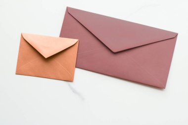 Mermer yatık arka planda boş kağıt zarflar, tatil posta