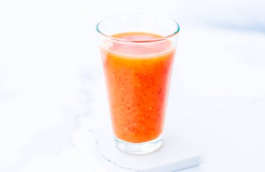 Diyet detox için Chia tohumları ile kırmızı meyve Smoothie suyu cam