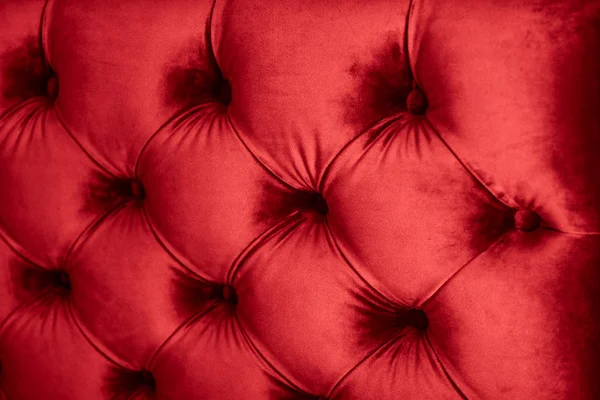 Tapicería de sofá acolchado de terciopelo rojo de lujo con botones, elegante — Foto de Stock
