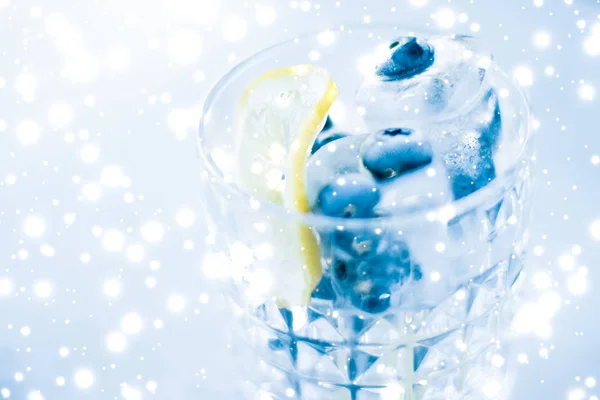 Cocktail invernale con ghiaccio e neve incandescente sullo sfondo , — Foto Stock