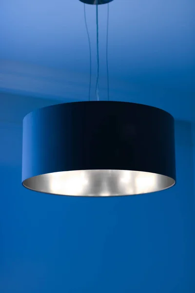 Silberlampe im Zimmer, elegante moderne Dekorbeleuchtung — Stockfoto