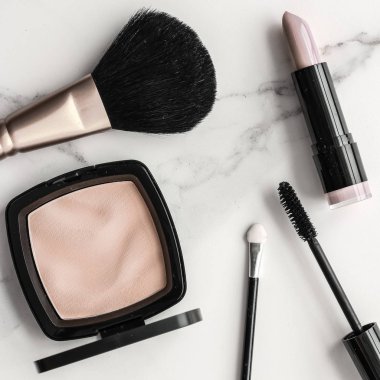 Makyaj ve kozmetik ürünleri mermer, düz arkaplan