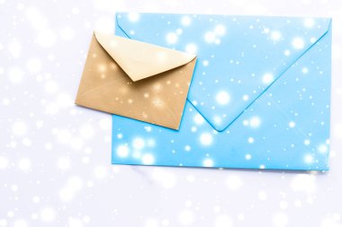 Kış tatili parlak kar f ile mermer üzerinde boş kağıt zarflar