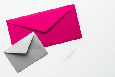 Mermer yatık arka planda boş kağıt zarflar, tatil posta