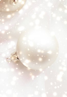 İpek arka planda parlak kar ile Noel dekorasyon, tatil