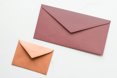 Mermer yatık arka planda boş kağıt zarflar, tatil posta
