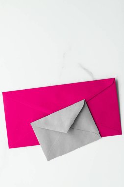 Mermer yatık arka planda boş kağıt zarflar, tatil posta