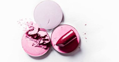 Beyaz arka planda izole edilmiş göz farı ve ruj