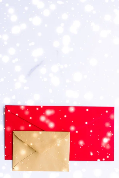 冬季假期空白纸信封大理石与闪亮的雪f — 图库照片