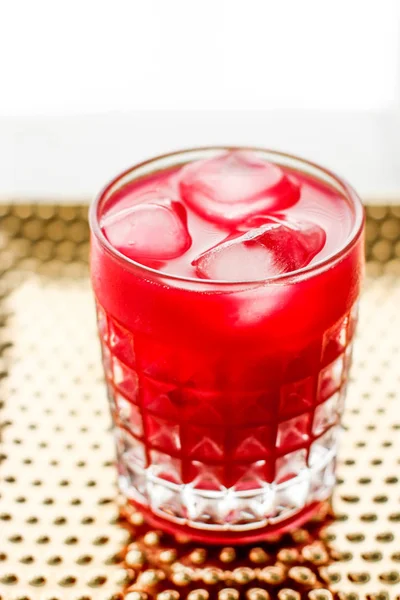 Kieliszek czerwonego koktajlu z lodem, luksusowa impreza barowa — Zdjęcie stockowe