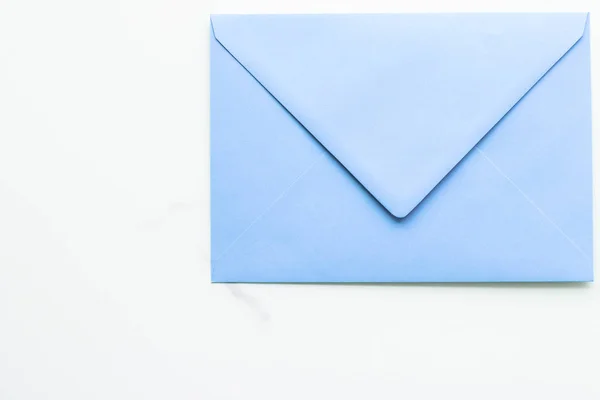 Envelopes de papel em branco em mármore flatlay fundo, correio de férias — Fotografia de Stock