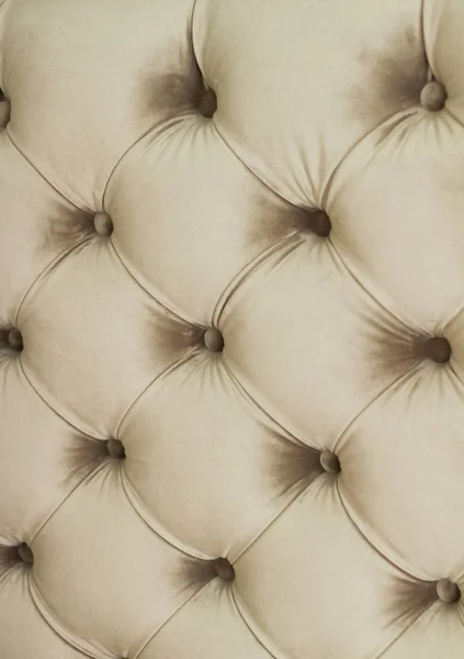 Tapicería de sofá acolchado de terciopelo de lujo con botones, hogar elegante — Foto de Stock