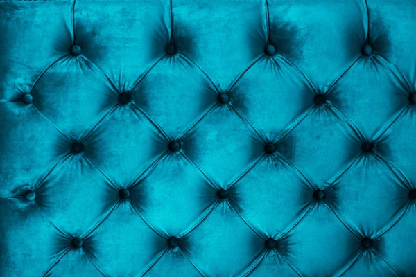 Tapicería de sofá acolchado de terciopelo de lujo azul con botones, elegante — Foto de Stock