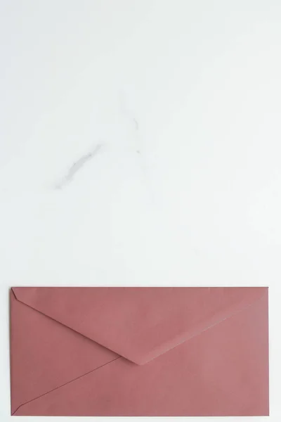 Enveloppes en papier vierges sur fond plat en marbre, courrier de vacances — Photo