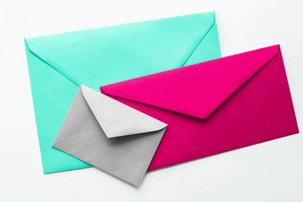 Enveloppes en papier vierges sur fond plat en marbre, courrier de vacances — Photo