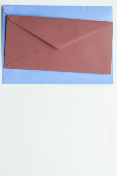 Blanco papieren enveloppen op marmer flatlay achtergrond, vakantie mail — Stockfoto