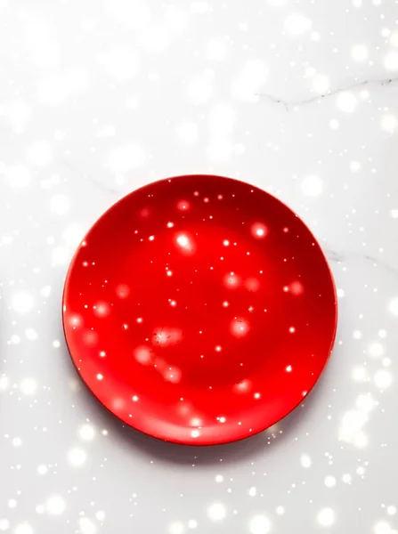 Red empty plate on marble table flatlay background, tableware de — Stock Photo, Image