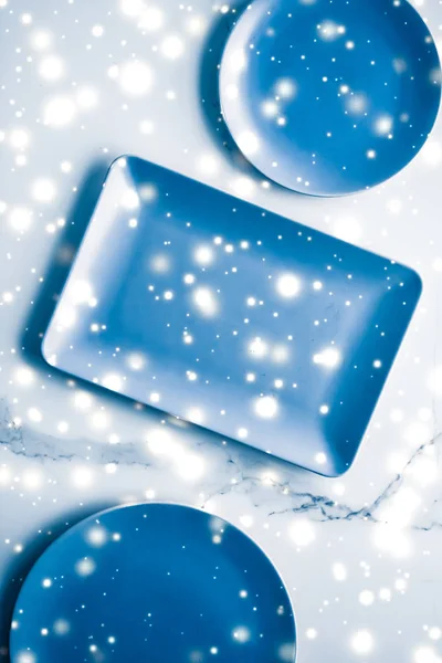 Placa vazia azul na mesa de mármore flatlay fundo, louça d — Fotografia de Stock