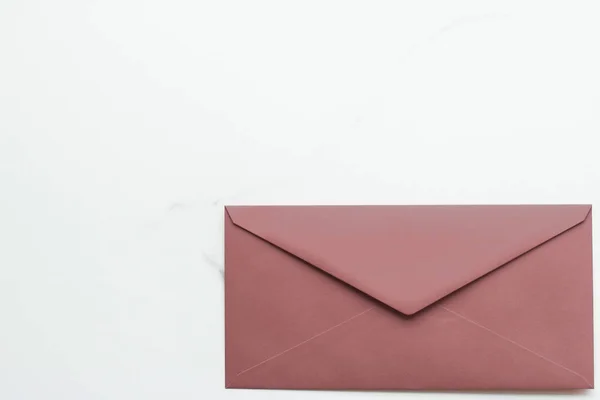 Blank paper envelopes on marble flatlay background, holiday mail — Stock Photo, Image