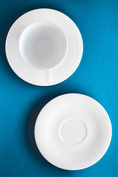 Biały naczynia stołowe zestaw, pusta filiżanka na niebieskim flatlay rynek — Zdjęcie stockowe